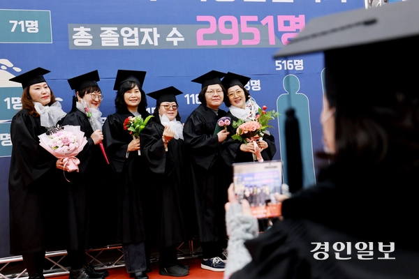 10일 서정대학교에서 열린 제22회 전기 학위수여식에서 졸업생들이 졸업의 아쉬움을 뒤로 한 채 즐거운 표정으로 사진촬영 삼매경에 빠져 있다. 2026.2.10 양주/최재훈기자 cjh@kyeongin.com