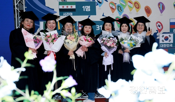 10일 서정대학교에서 열린 제22회 전기 학위수여식에서 졸업생들이 축하 꽃다발을 가슴에 안고 기념촬영을 하고 있다. 2026.2.10 양주/최재훈기자 cjh@kyeongin.com