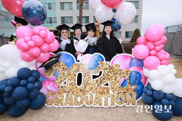 10일 서정대학교에서 열린 제22회 전기 학위수여식에서 졸업생들이 졸업사진존에서 기념촬영을 하고 있다. 2026.2.10 양주/최재훈기자 cjh@kyeongin.com