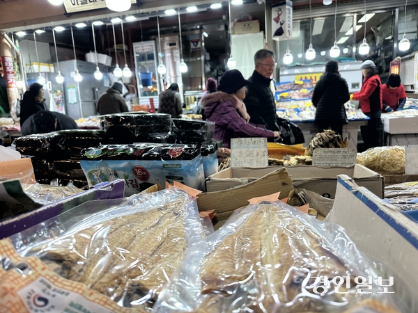 수원 못골시장에서 제수용품을 판매하는 정순옥(81)씨는 “요즘 아이들은 빵은 먹어도 약과 같은 옛날 과자는 좋아하지 않아 손님도 점점 줄고 있다”며 “마트에서 배송까지 하면 시장을 찾는 손님은 당연히 더 줄어들 것”이라고 말했다. 2026.2.10 /목은수기자wood@kyeongin.com