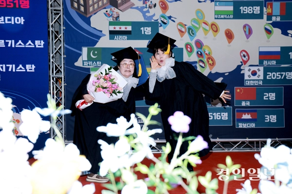 10일 서정대학교에서 열린 제22회 전기 학위수여식에서 졸업생들이 졸업의 아쉬움을 뒤로 한 채 즐거운 표정으로 사진촬영 삼매경에 빠져 있다. 2026.2.10 양주/최재훈기자 cjh@kyeongin.com