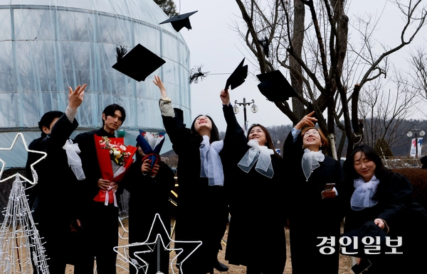 10일 서정대학교에서 열린 제22회 전기 학위수여식에서 졸업생들이 학사모 세리머니를 하며 즐거워하고 있다. 2026.2.10 양주/최재훈기자 cjh@kyeongin.com