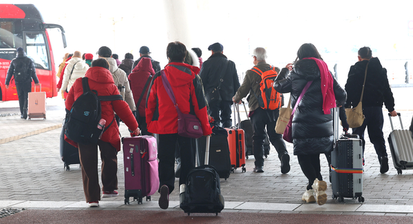인천 연수구 인천항 국제여객터미널을 통해 입국한 중국인 단체 관광객들이 버스로 이동하고 있다. 2026.1.12 /연합뉴스