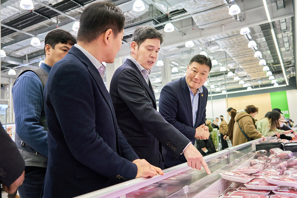 정용진 신세계그룹 회장이 지난 9일 트레이더스 인천 구월점에서 매장을 둘러보고 있다./신세계그룹 제공