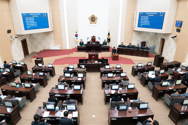 노후계획도시인 인천 연수·선학지구의 정비계획 용적률과 공공기여율 산정을 두고 인천시의회 시정질문에서 공방이 오갔다. 사진은 10일 제306회 인천광역시의회 임시회 제3차 본회의가 진행 중인 모습. /인천광역시의회 제공