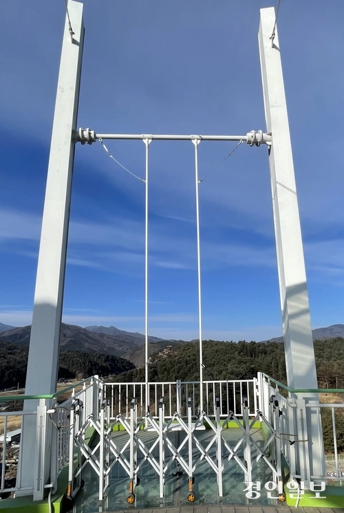 가평군 ‘목동근린공원전망대 ’정상에 설치된 하늘 그네 입구가 폐쇄된 채 자물쇠로 굳게 잠겨있다. 가평/김민수기자 kms@kyeongin.com