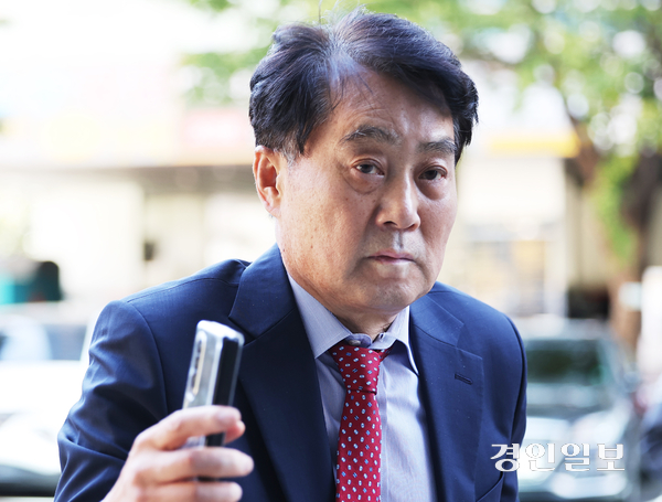 복합문화공간인 ‘그림책꿈마루’ 운영사 선정 과정에서 뇌물을 받은 혐의를 받는 하은호 군포시장이 지난해 10월15일 수원지법 안양지원에서 열린 구속 전 피의자 심문(영장실질심사)에 출석하고 있다. /최은성기자 ces7198@kyeongin.com