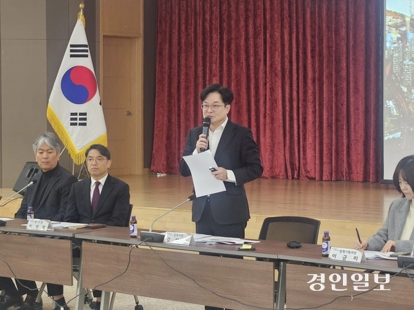 11일 김병수 김포시장이 시청 대회의실에서 출입기자 신년간담회를 열고 올해 집중할 시정 방향과 역점 사업에 대해 설명하고 있다. 2026.2.11 김포/김연태기자 kyt@kyeongin.com