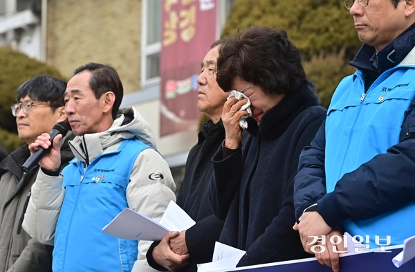 11일 오전 인천 중구청 앞에서 인현동 화재 참사 당시 종업원으로 분류돼 참사 학생 피해자 중 유일하게 피해보상을 받지 못한 故 이지혜 학생의 어머니가 권고문을 든 채 눈물을 훔치고 있다. 2026.2.11 /조재현기자 jhc@kyeongin.com