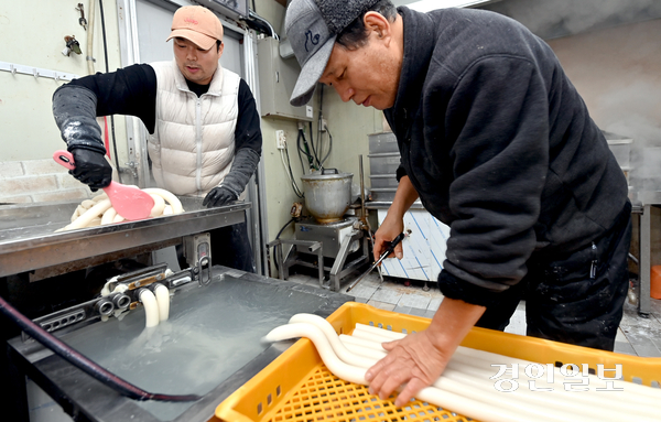 설 연휴를 사흘 앞둔 11일 인천시 미추홀구 용현시장 내 한 떡집에서 상인이 떡국용 가래떡을 뽑고 있다. 2026.2.11 /김용국기자 yong@kyeongin.com