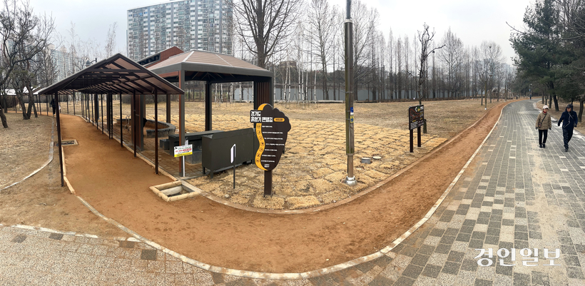 시·군의 특정한 재정수요와 예기치 못한 상황에 대응하기 위한 특별조정교부금이 도지사 역점사업에 획일적으로 배분되는 등 본래 취지와 다르게 운영되고 있다는 지적이 나오고 있다. 사진은 11일 경기도 특별조정교부금으로 조성된 수원시 서호공원 흙향기 맨발길. 2026.2.11 /최은성기자 ces7198@kyeongin.com