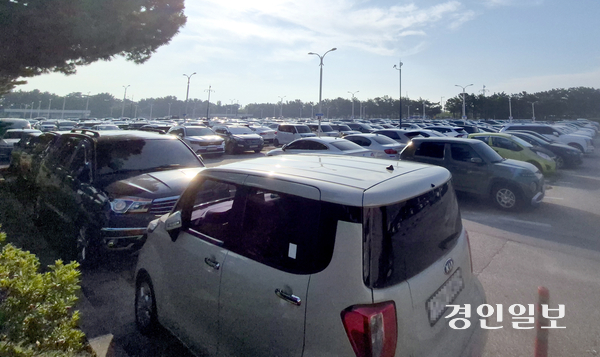 인천공항 장기주차장에 차량들이 빼곡히 주차돼 있다. /경인일보DB