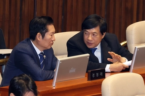 등 보인 정청래, 내홍 수습에도 ‘불씨’… 민주 합당 논의 중단 ‘일단락’