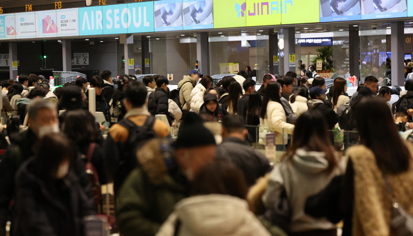 올 설 연휴에는 일본 자유여행과 베트남 패키지가 해외 여행의 중심으로 조사됐다. 사진은 설 명절 연휴를 앞둔 11일 인천국제공항 제2여객터미널 출국장에서 승객들이 탑승 수속을 위해 줄을 서고 있는 모습. 2026.2.11 /연합뉴스