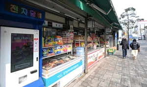 누구나 ‘구매하러 가기’… 규제 빈틈 ‘전자담배 자판기’
