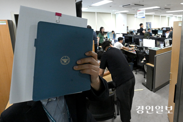 지난해 7월 오산시청에서 경찰이 압수수색을 진행하고 있다. /경인일보DB