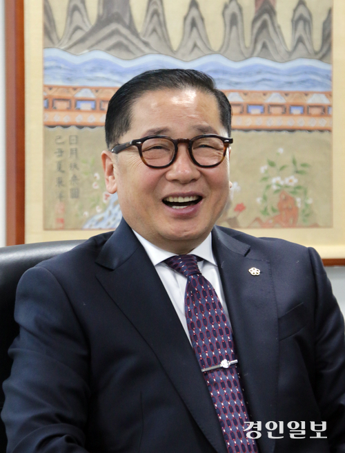 김용곤 안양문화원장은 “디지털·AI시대에 맞는 새로운 문화콘텐츠 생산을 비롯해 안양문화원을 새롭게 혁신하겠다”고 강조했다. 2026.2.11 안양/박상일기자 metro@kyeongin.com