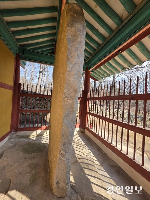 장정리 석조여래입상의 측면. 어른 손 한 뼘 정도로 판석의 크기에 비해 무척 얇다. 2026. 2.9 /정진오기자 schild@kyeongin.com