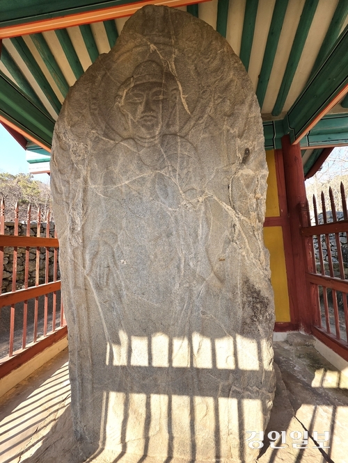 보물 제615호 장정리 석조여래입상 전면. 측면을 보면 어른 손 한 뼘 정도로 판석의 크기에 비해 무척 얇다. 2026.2.9 /정진오기자 schild@kyeongin.com