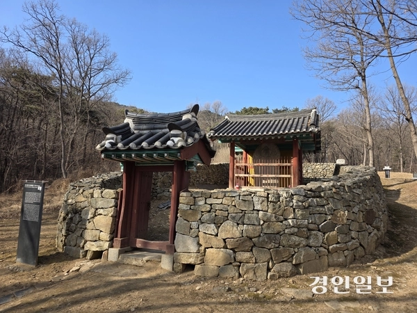 돌담에 둘러싸인 장정리 석조여래입상 석상각. 2026.2.9 /정진오기자 schild@kyeongin.com