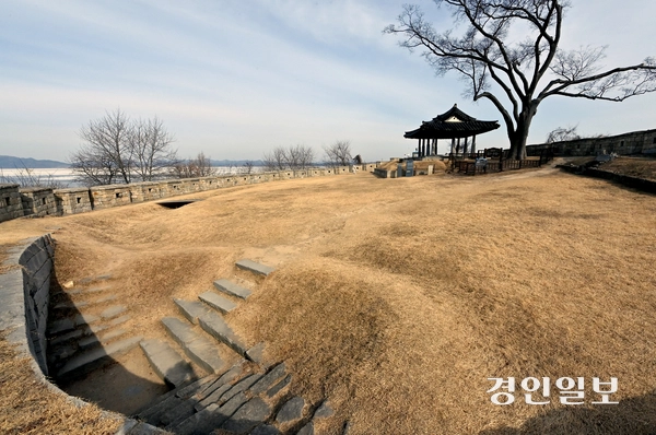 인천시 강화군 월곶돈대 안, 임진강과 한강이 만나 서해로 빠져나가는 조강과 남쪽으로 흐르는 염화강의 두 강줄기를 볼 수 있는 곳에 연미정이 있다.