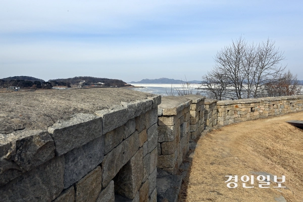 인천시 강화군 월곶돈대 성벽 사이로 임진강과 한강이 만나 서해로 빠져나가는 조강이 유빙으로 덮여 있다. 강건너 북한 땅이 보이고 있다.