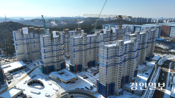 경기도의회 건설교통위원회 김동영(민·남양주4) 부위원장으로부터 제공받은 지난해 7월말 기준 경기도 및 시군 관급공사의 우선고용 및 우선사용 현황을 보면, 경기도 사업참여 건설근로자 총 인원은 52만5천789명이고 도내 지역건설노동자 우선고용 인원은 34만8천720명으로 집계됐다. 2026.2.3 /최은성기자 ces7198@kyeongin.com