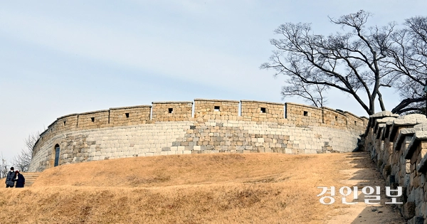 임진강과 한강이 만나 서해로 빠져나가는 조강과 남쪽으로 흐르는 염화강이 만나며 물줄기가 나눠지는 언덕 위에 월곶돈대와 연미정이 자리 잡고 있다.