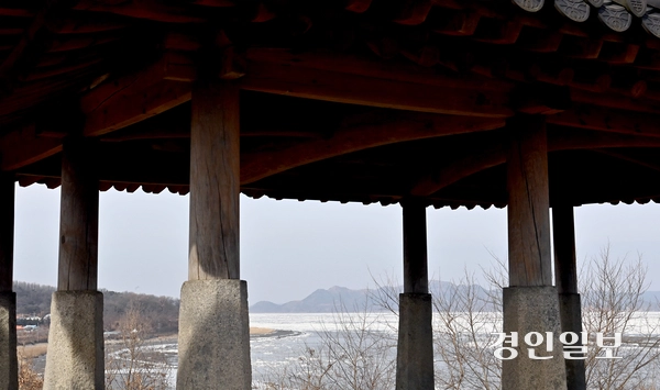 인천시 강화군 연미정에서 바라본 조강이 유빙으로 덮여 있고 강 너머로 김포와 북한 땅이 보이고 있다.