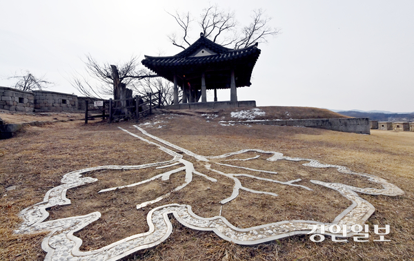 지난 2019년 9월 랑랑 태풍의 영향으로 연미정을 지키던 500여년의 느티나무가 부러졌다. 느티나무가 부러지기 전의 모습을 조형물로 설치해 놓았다.