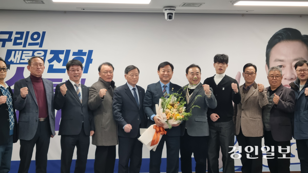 더불어민주당 소속 신동화 구리시의회 의장이 12일 의회 멀티룸에서 시장선거 출마를 선언했다. 출마기자회견 직후 지지자들과 필승의 결의를 다지고 있다. 2026.2.12 구리/권순정기자 sj@kyeongin.com