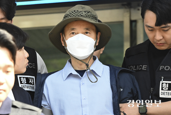 시흥 살인사건 피의자 차철남이 지난해 5월 시흥경찰서에서 구속 전 피의자심문(영장실질심사)을 받기 위해 수원지법 안산지원으로 압송되고 있다. /경인일보DB