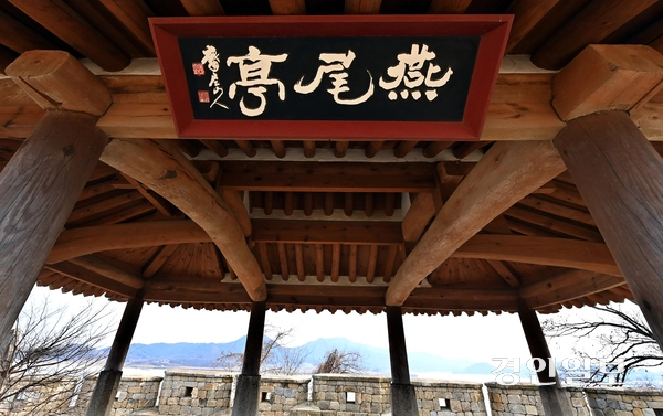 인천시 강화군 연미정에서 바라본 조강이 유빙으로 덮여 있고 강 너머로 김포와 북한 땅이 보이고 있다.