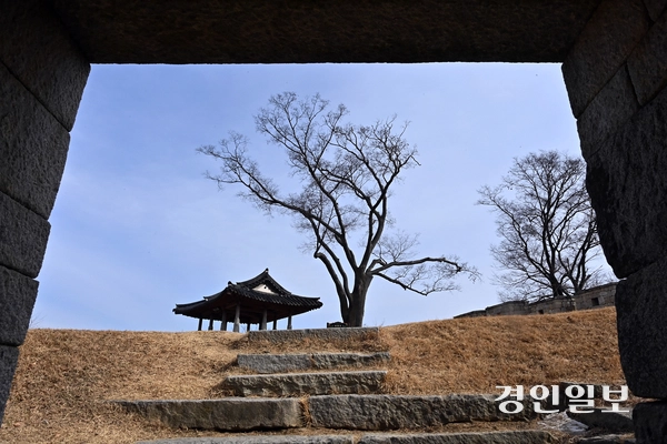 인천시 강화군 월곶돈대의 좁은 출입구 안으로 연미정이 보이고 있다.