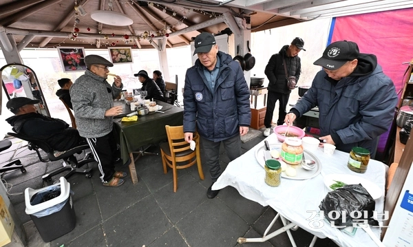 안산시 고향마을에서 사할린2세 동포들이 대화를 나누고 있는 모습. 2025.11.17 /경인일보DB