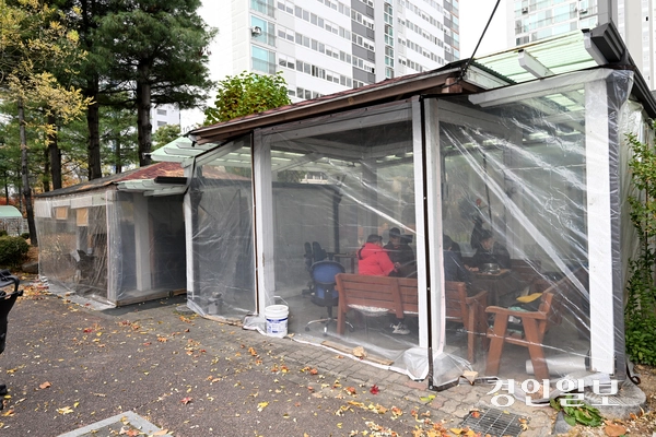 사진은 안산시 고향마을에서 사할린 동포 2세대들이 게임을 하며 시간을 보내고 있는 모습. 2025.11.17 /경인일보DB