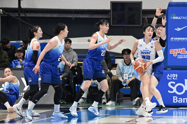 지난 11일 인천 도원체육관에서 우리은행 김단비 수비 중인 신한은행 선수들. /WKBL 제공