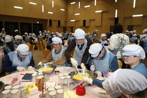 포스코이앤씨, 설 명절 맞이 어르신 수제청 대접 봉사활동