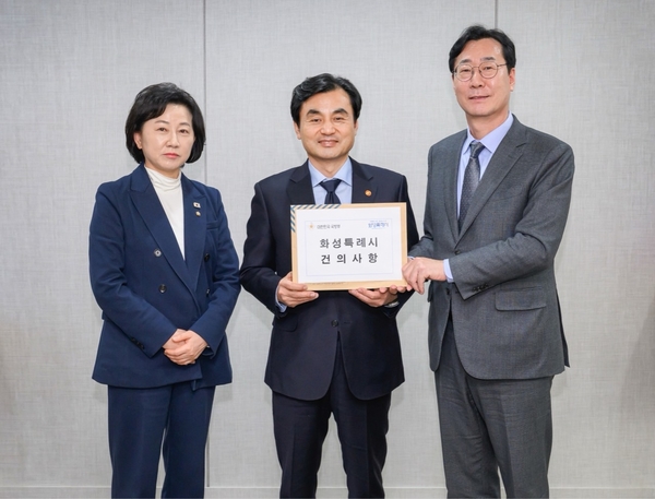 지난 11일 정명근 화성시장 송옥주 국회의원이 안규백 국방부장관을 만나 수원군공항 예비이전 후보지 화옹지구 지정철회를 요구하고 있다. /화성시 제공