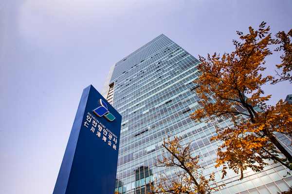 인천항만공사의 자회사인 인천항보안공사에서 일부 특수경비원에 대한 청원경찰 전환을 약속한 노사 합의가 수년째 이행되지 않자 중부지방고용노동청이 근로감독에 나선다. 사진은 인천항만공사 송도 IBS타워. /인천항만공사 제공