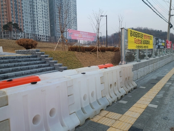 설날을 앞두고 공사대금을 받지 못해 어려움을 호소하는 현수막이 광주의 한 아파트 주변에 나붙은 가운데 공사가 마무리되지 못하면서 일부 통행로가 막혀있다. 광주/이윤희기자·flyhigh@kyeongin.com