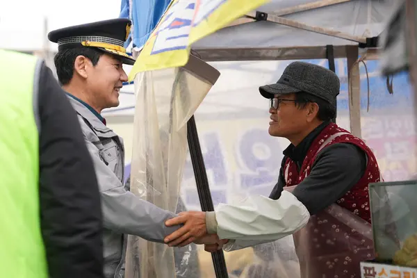 12일 김동권 경기북부경찰청장이 설 명절을 앞두고 현장 대응체계 강화를 위해 양주 덕정시장을 방문해 시장 의견을 청취하고 있다. 2026.2.12 /경기북부경찰청 제공