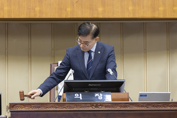 의왕시의회 김학기 의장이 안건 가결을 이룬 뒤 의사봉을 휘두르고 있다./의왕시의회 제공