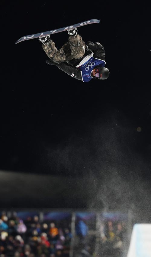 11일(한국시간) 이탈리아 리비뇨 스노파크에서 열린 2026 밀라노·코르티나담페초 동계올림픽 스노보드 남자 하프파이프 예선에 출전한 이채운이 경기를 펼치고 있다. 2026.2.11 /연합뉴스