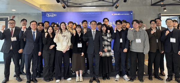 중소벤처기업진흥공단 관계자들과 경기북부청년창업사관학교 입교 기업대표들이 12일 졸업간담회를 마치고 기념촬영을 하고 있다. 2026.2.12 /중진공 경기북부지부 제공