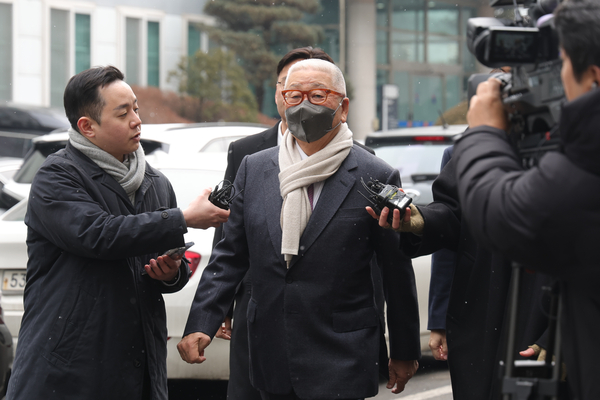 중대재해처벌법 1호 사건으로 꼽히는 양주 채석장 붕괴 사고와 관련해 재판에 넘겨진 삼표그룹 정도원 회장이 1심에서 무죄를 선고받았다. 사진은 정 회장(가운데)이 10일 의정부지방법원에서 선고 공판 출석을 위해 법정으로 이동하고 있는 모습. 2026.2.10 /연합뉴스