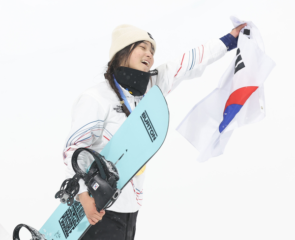 13일(한국시간) 이탈리아 리비뇨 스노파크에서 열린 2026 밀라노·코르티나담페초 동계 올림픽 스키 스노보드 여자 하프파이프 결선에서 90.25점을 획득해 금메달을 획득한 한국 최가온이 시상식을 마친 뒤 기뻐하고 있다./연합뉴스