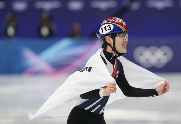 13일(한국시간) 이탈리아 밀라노 아이스스케이팅 아레나에서 열린 2026 밀라노ㆍ코르티나담페초 동계올림픽 쇼트트랙 남자 1천m 결승에서 동메달을 획득한 한국 임종언이 태극기를 몸에 두르고 기뻐하고 있다./연합뉴스