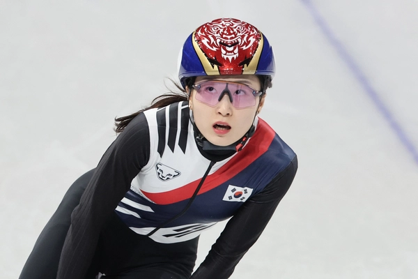 13일(한국시간) 이탈리아 밀라노 아이스스케이팅 아레나에서 열린 2026 밀라노ㆍ코르티나담페초 동계올림픽 쇼트트랙 여자 500m 준결승에 출전한 최민정이 조 5위로 결승선을 통과한 뒤 아쉬워하고 있다./연합뉴스