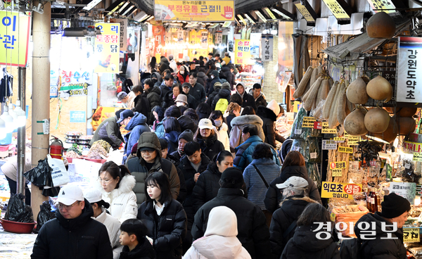 설 명절을 일주일 여 앞둔 8일 오후 수원시 팔달구 수원영동시장을 찾은 시민들이 제수용품 등을 살펴보고 있다. 2026.2.8 /임열수기자 pplys@kyeongin.com